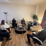 السيد عبد اللطيف أفيلال، رئيس غرفة التجارة والصناعة والخدمات لجهة طنجة تطوان الحسيمة، يستقبل ممثل مؤسسة التوفيق التابعة للمجموعة البنك الشعبي بالجهة.